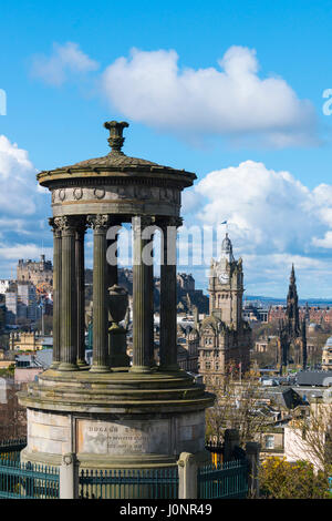 Vista di Dugald Stewart monumento e lo skyline di Calton Hill a Edimburgo, Scozia Foto Stock