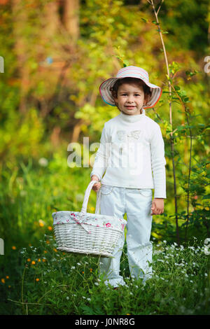 Bambina la raccolta di piante in foresta Foto Stock