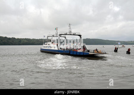 Il Ballyhack auto & traghetti passeggeri sul fiume Suir linking Ballyhack in Co. Wexford e passaggio a est in Co. Waterford, Repubblica di Irlanda. Foto Stock