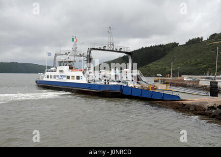 Il Ballyhack auto & traghetti passeggeri sul fiume Suir linking Ballyhack in Co. Wexford e passaggio a est in Co. Waterford, Repubblica di Irlanda. Foto Stock