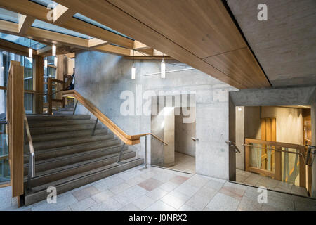 Vista di architettura di interni di edificio del Parlamento scozzese a Holyrood, Edimburgo, Scozia, Regno Unito Foto Stock