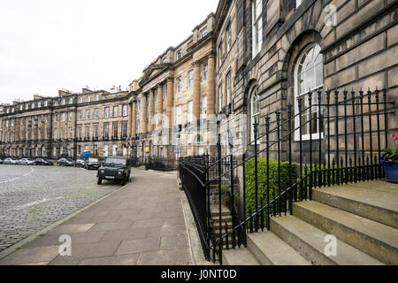 Vista delle case cittadine Georgiane in Street a New Town di Edimburgo, Scozia, Regno Unito Foto Stock