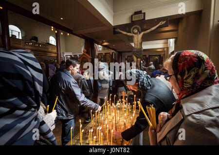 Londra, Regno Unito. Il 15 aprile, 2017. In base britannica Russi e altre ortodosse orientali cristiani accendono le candele e frequentare la Messa di Pasqua all'interno della chiesa Russa, Diocesi di Sourozh, a Londra il Grande Sabato. © Guy Corbishley/Alamy Live News Foto Stock