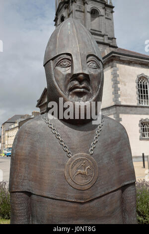 Strogbow close up, 'Matrimonio di Strongbow e Aoife' scultura in Palazzo del Vescovo giardino, nella città di Waterford, nella contea di Waterford, Irlanda (Eire). Foto Stock