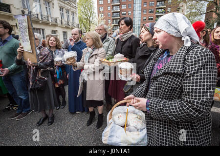 Londra, Regno Unito. Il 15 aprile, 2017. In base britannica Russi e altre ortodosse orientali cristiani si riuniscono al di fuori della Chiesa Russa, Diocesi di Sourozh, a Londra con il loro Pascha (Pasqua) canestri contenenti uova decorate torte e pronto a ricevere le benedizioni di Pasqua il Grande Sabato. © Guy Corbishley/Alamy Live News Foto Stock