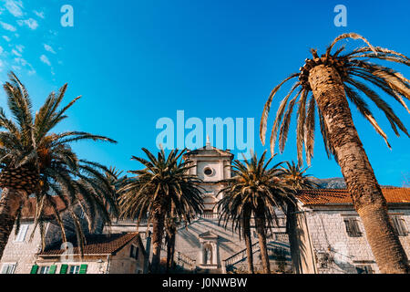 Prcanj, Montenegro Baia di Kotor. Statue sul territorio della chiesa della Natività della Vergine. Foto Stock