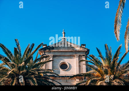 Prcanj, Montenegro Baia di Kotor. Statue sul territorio della chiesa della Natività della Vergine. Foto Stock