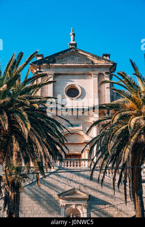 Prcanj, Montenegro Baia di Kotor. Statue sul territorio della chiesa della Natività della Vergine. Foto Stock