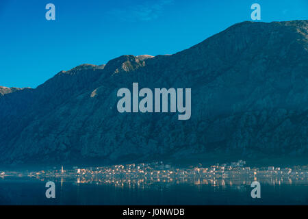 Città Dobrota nella Baia di Kotor, Montenegro. Foto Stock