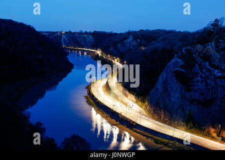 Vista aerea del semaforo percorsi su una strada che va in Bristol accanto al fiume Avon di notte. Foto Stock