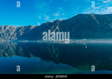 Città Dobrota nella Baia di Kotor, Montenegro. Foto Stock