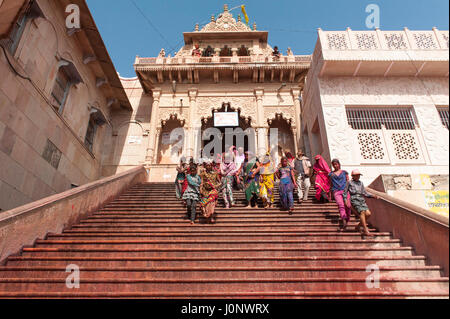 Barsana le popolazioni locali e gli abitanti di un villaggio di giocare con i colori durante la Holi celebrazione in Barsana, India. Foto Stock