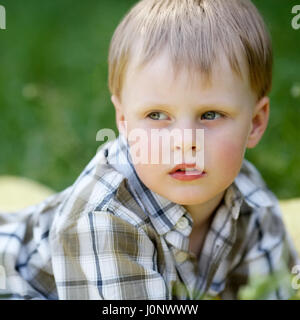 Del giovane ragazzo serio Foto Stock