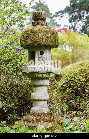 Moss-coperto giardino di pietra ornamento, Ramster giardino vicino Chiddingfold, Surrey, sud-est dell'Inghilterra, Regno Unito Foto Stock