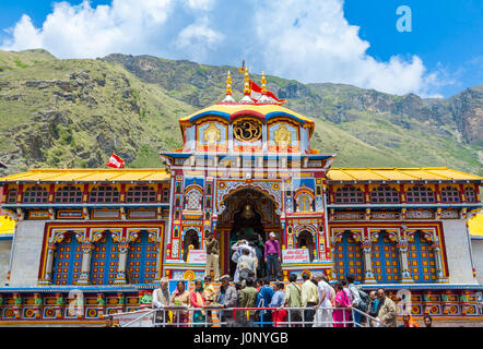 BADRINATH, Uttarakhand, India - CIRCA NEL MAGGIO 2013: pellegrini Indù salire i gradini del tempio di Badri-Narayana in stato himalayano di Uttarakhand, Foto Stock