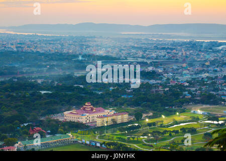 Mandalay con il lago di montagna, templi e pagode visto dalla collina di Mandalay al tramonto, la Birmania. Foto Stock