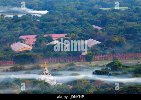 Mandalay con il lago di montagna, templi e pagode visto dalla collina di Mandalay al tramonto, la Birmania. Foto Stock