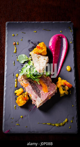 Fetta di terrina con chutney di vegetali Foto Stock