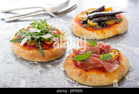 Mini pizza di sardine il prosciutto crudo Foto Stock