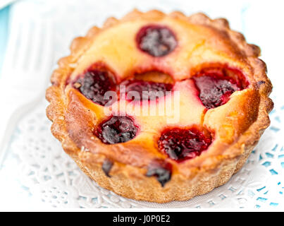 Crostata al limone con lamponi Foto Stock