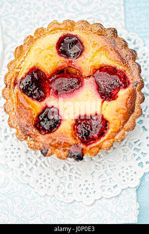 Crostata al limone con lamponi Foto Stock