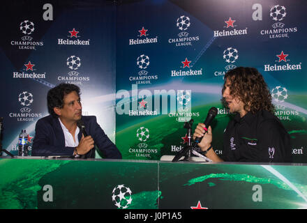 Carlos Puyol durante la conferenza stampa presso il UEFA Champions League Trophy Tour a Bogotà il 30 marzo 2017 Foto Stock