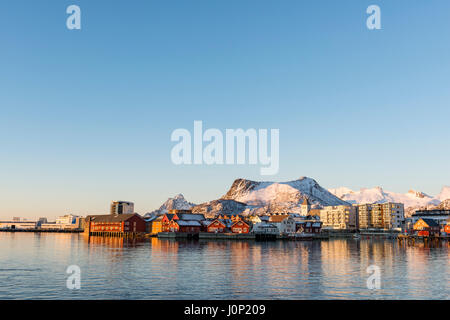 Townscape Svolvaer nella luce del mattino, Austvågøy, Lofoten, Norvegia Foto Stock