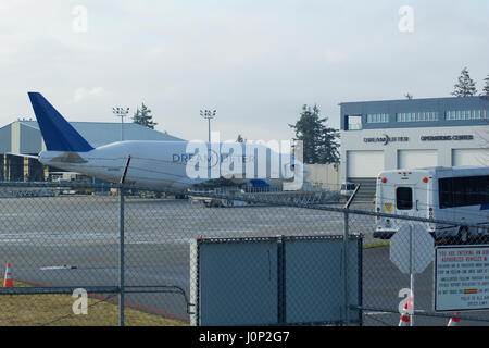 EVERETT, WASHINGTON, STATI UNITI D'AMERICA - gennaio 26th, 2017: Boeing Dreamlifter 747 parcheggio a Snohomish County Airport o Paine campo. Il Dreamlifter è utilizzata esclusivamente per il trasporto di 787 Dreamliner parti per la fabbrica di Boeing Foto Stock