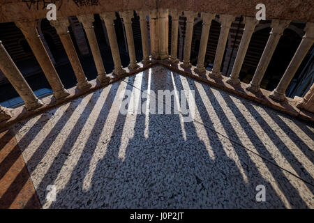 Verona, Italia - scalinata del Palazzo della Ragione nel cortile del Palazzo della Ragione di Verona Foto Stock