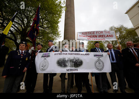 Una stima di 1.000 veterani hanno marciato su Downing Street per protestare contro ciò che crede è il "hounding" dei soldati che hanno servito in Irlanda del Nord. Foto Stock