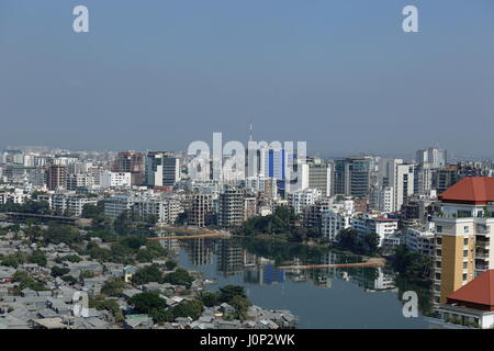 Baraccopoli Korail accanto al edifici ad alta a Gulshan nella città di Dhaka, Bangladesh. Foto Stock