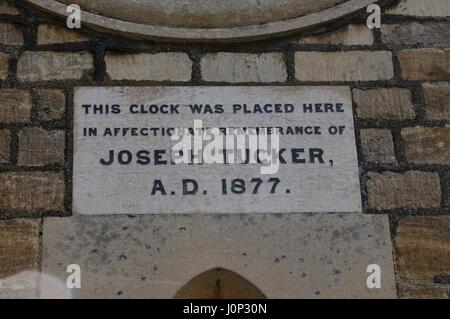 La vecchia scuola, Pavenham, Bedfordshire. Questa lapide ci dice che un orologio è stata collocata qui nel ricordo affettuoso di Giuseppe Tucker A.D. 1877 Foto Stock