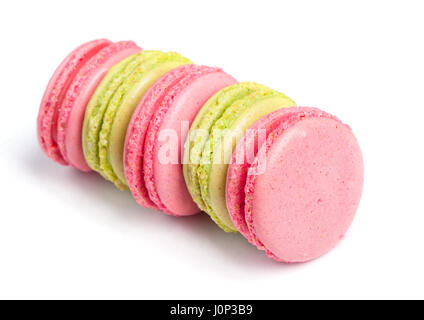 Gustosi amaretti in due colori isolati su sfondo bianco Foto Stock