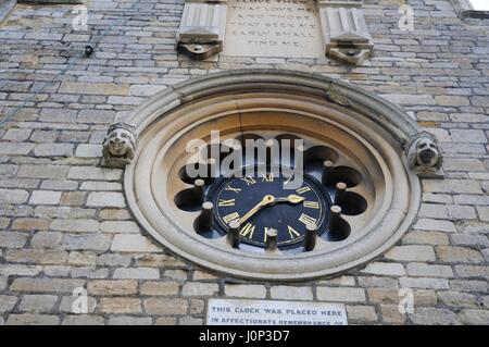 La vecchia scuola, Pavenham, Bedfordshire, è dotato di un orologio che è stata collocata qui nel ricordo affettuoso di Giuseppe Tucker A.D. 1877 Foto Stock