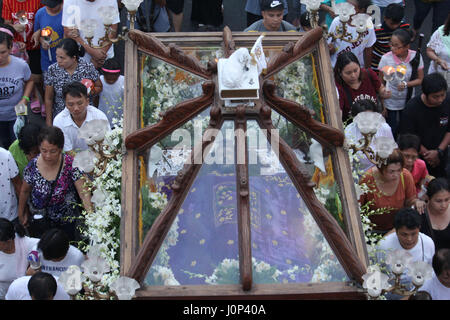 Pasay, Filippine. Xiv Apr, 2017. I parrocchiani di Sta. Clara de Montefalco parrocchia partecipare all'annuale processione del Venerdì Santo, 14 aprile 2017. La processione è stato chiamato il Santo Entierro che significa il santo di internamento di Gesù Cristo dopo la sua morte sulla croce. È stato uno dei punti salienti del Venerdì Santo insieme con le riflessioni sui sette ultime parole e la venerazione della Croce. Credito: Marlo Cueto/ Pacifico premere/Alamy Live News Foto Stock