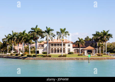 Napoli, Fl, Stati Uniti d'America - 18 Marzo 2017: Luxury Waterfront Villa nella città di Napoli. Florida, Stati Uniti Foto Stock