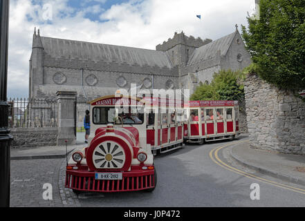 Il Kilkenny Road Train Tour treno turistico/bus in Kilkenny, nella Contea di Kilkenny, Irlanda (Eire). Foto Stock