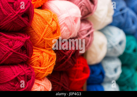 Primo piano di coloratissimi filati di lana di palline in negozio per maglieria Foto Stock
