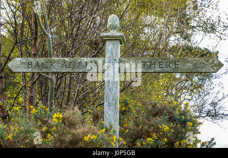 Insolita divertente cartello in legno rivolti in direzioni opposte con sottotitoli da The Hobbit, andata e ritorno, da JRR Tolkien, Scotland, Regno Unito Foto Stock