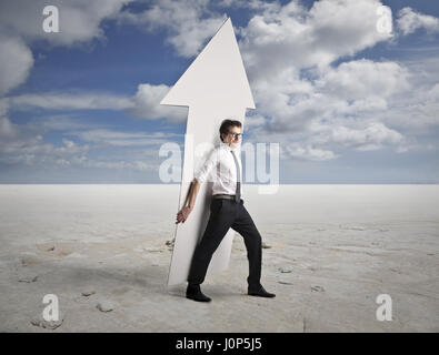 Imprenditore azienda enorme freccia Foto Stock