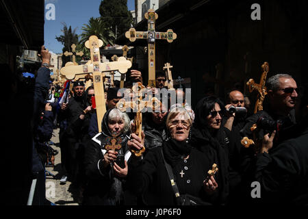 Processione del Venerdì Santo Via Dolorosa, serbo pellegrini a piedi con ornati attraversa pronunciando il nome di Gesù. La città vecchia di Gerusalemme Foto Stock