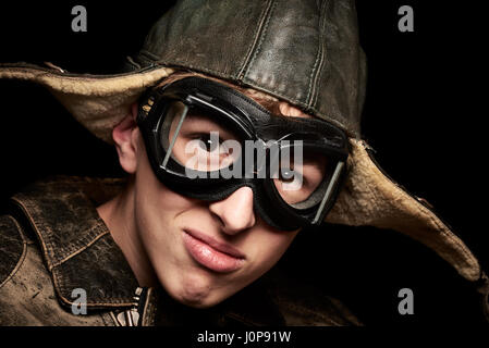 Uomo cappuccio pilota e occhiali moto stile vintage Foto stock - Alamy