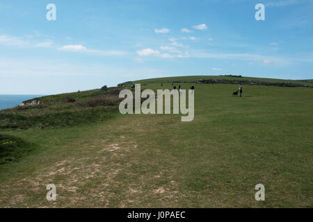 Ramblers sulla costa sud ovest percorso in corrispondenza di Studland, Dorset. Foto Stock