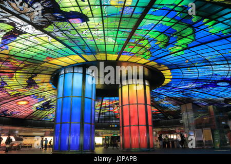 La gente visita Dorm di luce a Formosa Boulevard stazione in Kaohsiung Taiwan. Dorm di luce è il più grande lavoro di vetro nel mondo. Foto Stock