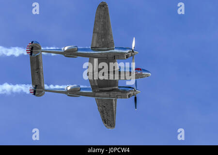 Maribor, Slovenia - Aprile 7-8, 2017: Lockheed P-38 Ligtning della Red Bull team display Flying tori eseguendo acrobazie aeree a formazione annuale camp Foto Stock