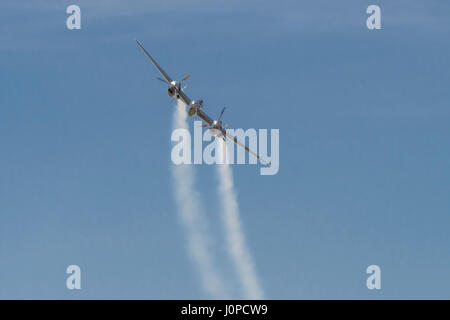 Lockheed P-38 Ligtning eseguendo acrobazie aeree Foto Stock