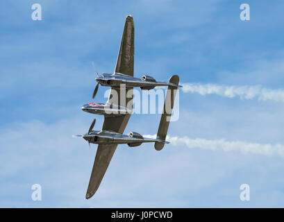 Maribor, Slovenia - Aprile 7-8, 2017: Lockheed P-38 Ligtning della Red Bull team display Flying tori eseguendo acrobazie aeree a formazione annuale camp Foto Stock