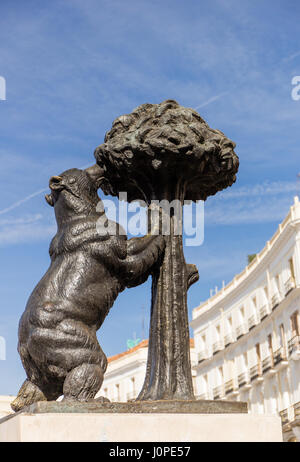 La statua di El Oso y El Madroño o l'orso e il Corbezzolo (dallo scultore Antonio Navarro Santa Fe) a Puerta del Sol di Madrid, Spagna. Foto Stock