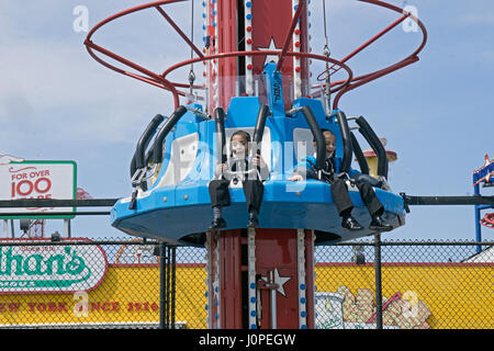 I due religiosi i ragazzi ebrei divertirsi sulla Pasqua al luna park di Coney Island, Brooklyn, New York City Foto Stock