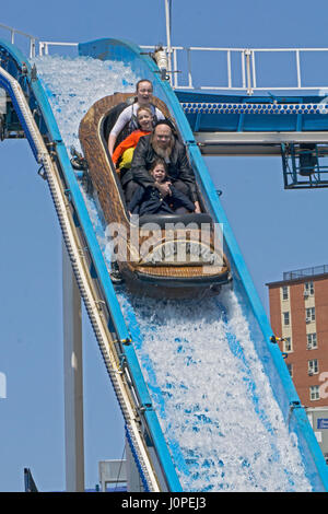 Un religioso della famiglia ebraica per divertirsi durante la Pasqua Ebraica al luna park di Coney Island, Brooklyn, New York City. Foto Stock